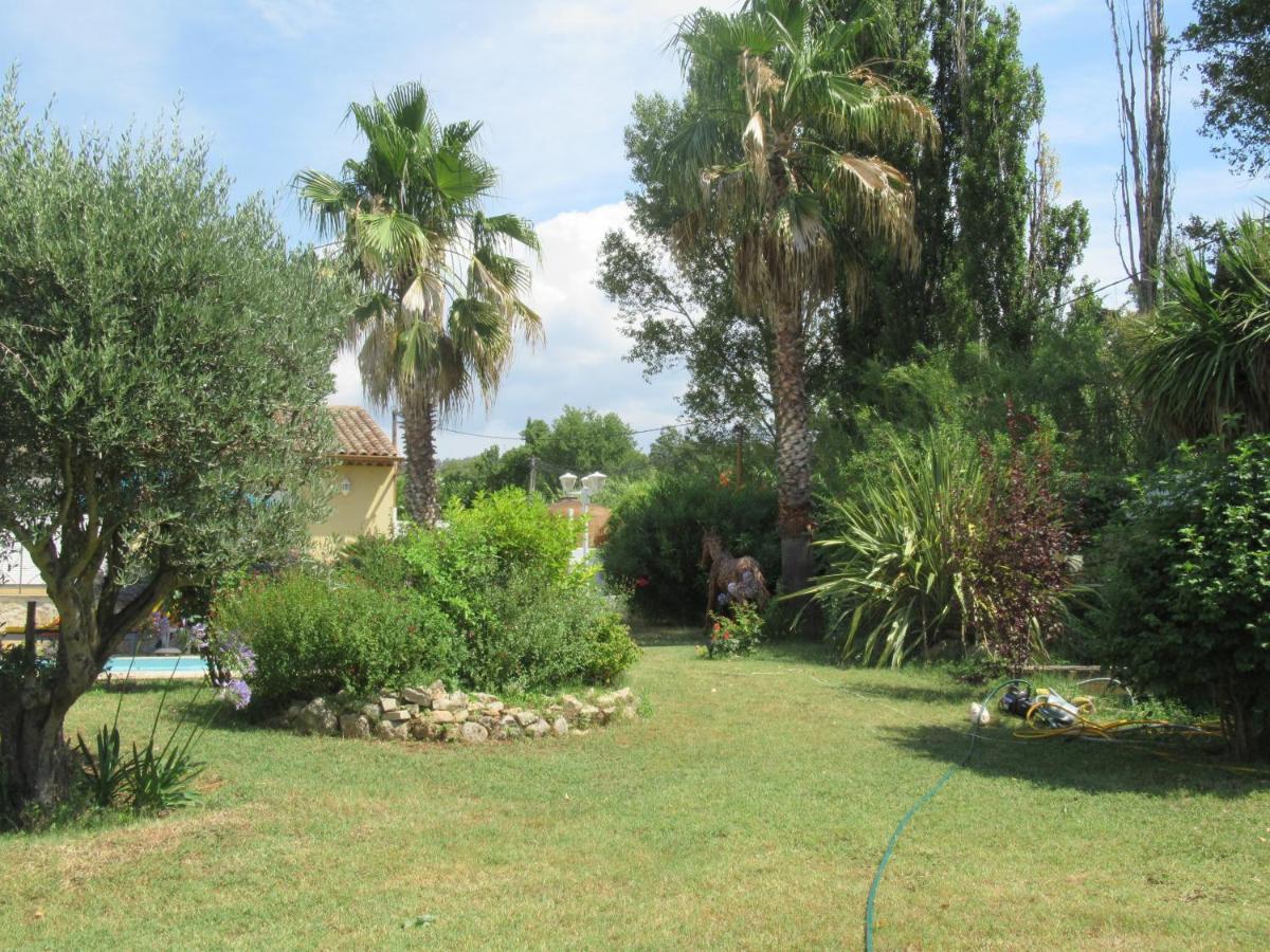 Le Cabanon Des Hirondelles Villecroze Exterior foto